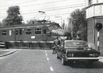169396 Gezicht op de spoorwegovergang in de Hoofdstraat bij het N.S.-station Driebergen-Zeist te Driebergen-Rijsenburg, ...